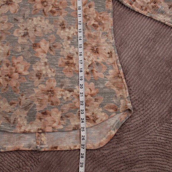 Rose + Olive Womens Top Size Medium Pink & Gray Floral Back Buttons 3/4 Sleeve - Picture 11 of 12